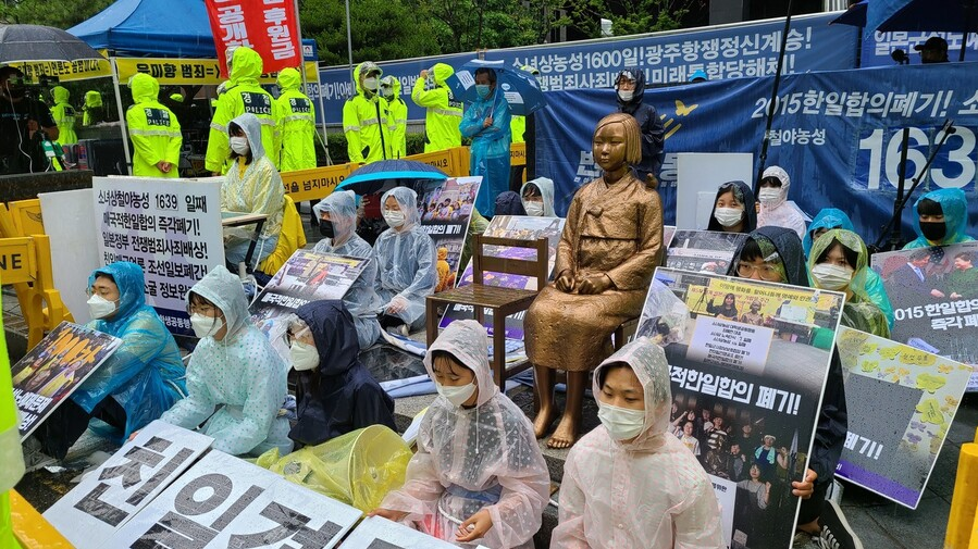 Demand gathering lost after 28 year - Youth, rain with girl statue